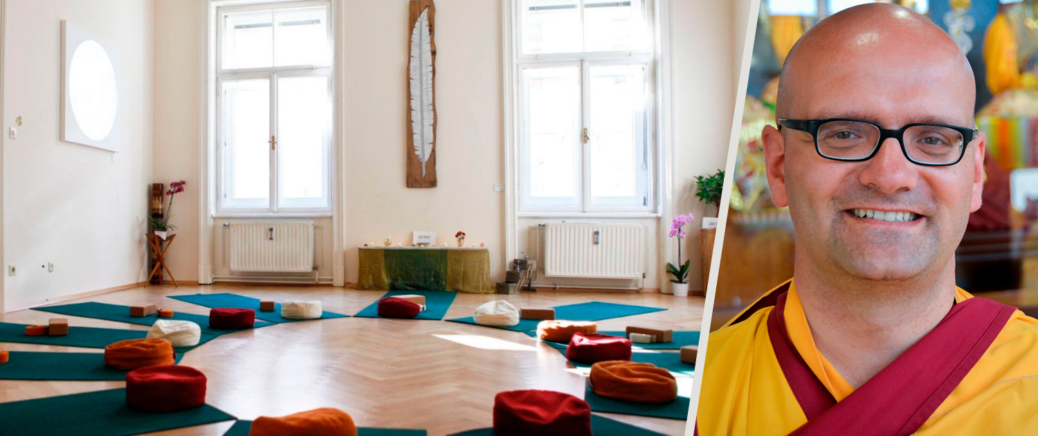 Mönch Gen Palden im Meditationsraum Casa Ananda Graz