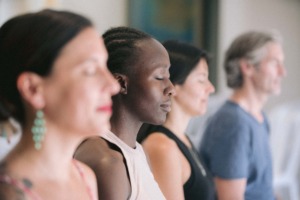 Junge Frauen beim Meditieren