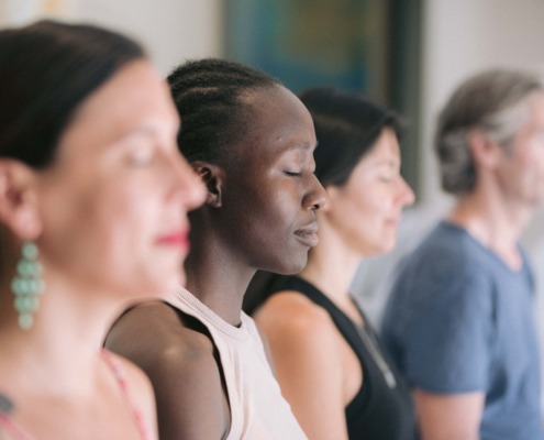 Junge Frauen beim Meditieren