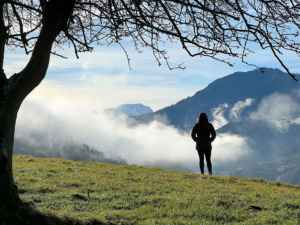 Person blickt auf Nebelwolke