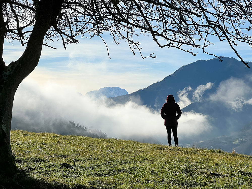 Person blickt auf Nebelwolke