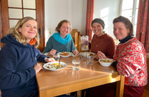 Glückliche Frauen beim Mittagessen