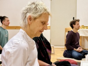 Frau beim Meditieren