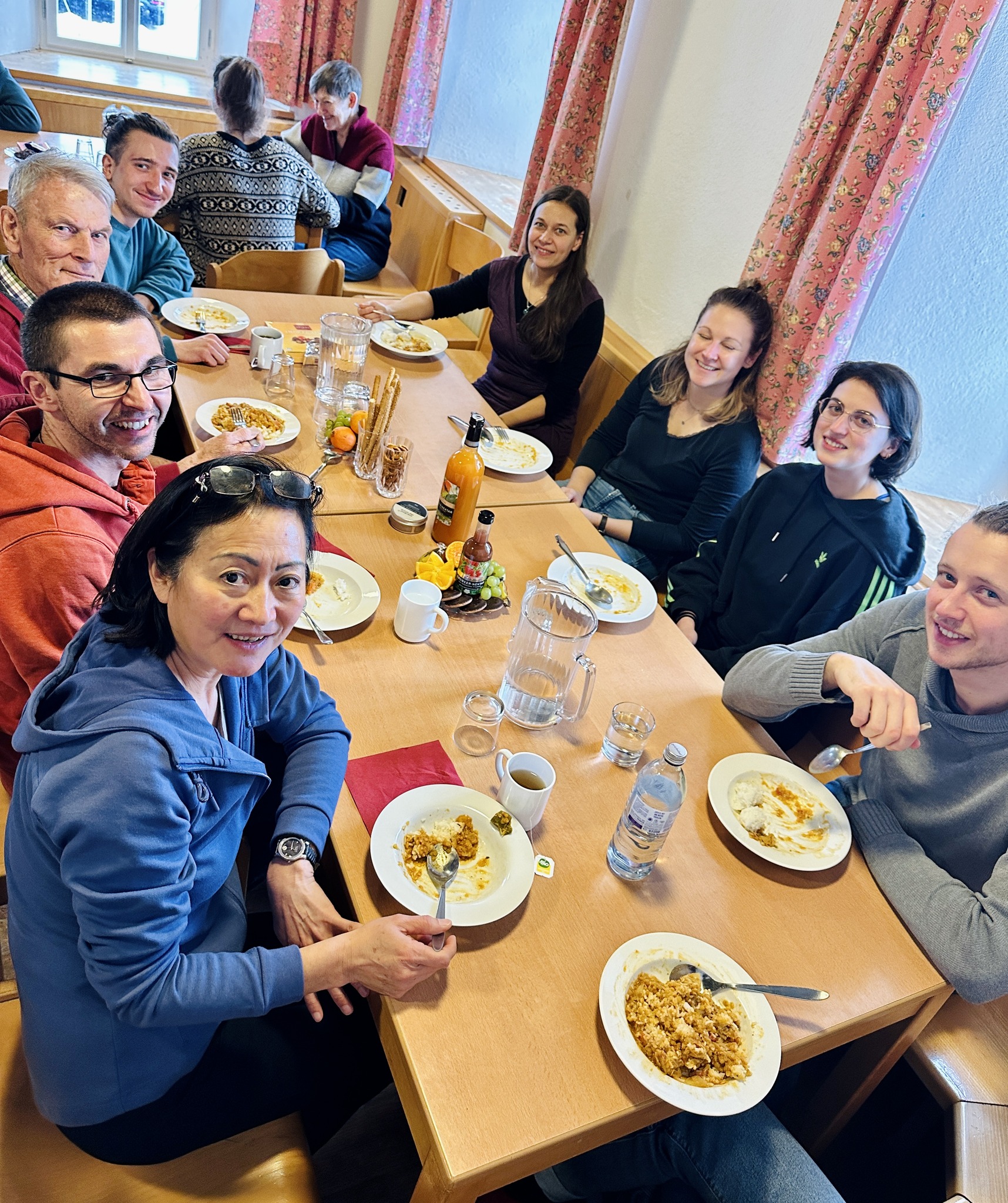 Gruppenfoto beim Essen